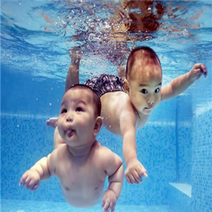 蓝海星亲子游泳婴儿