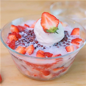 小莉刨冰草莓