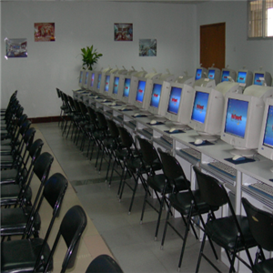 育人电脑培训计算机室