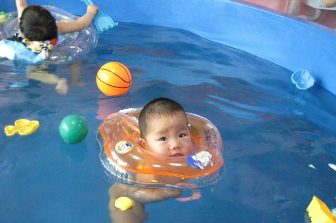 纸飞机婴儿游泳学习