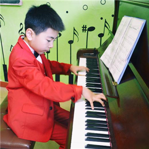 晶橙国际艺术教育钢琴