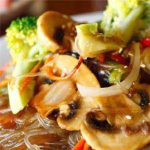 锅叉子烤肉蔬菜