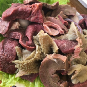 蒙古人铜锅烀羊肉羊杂
