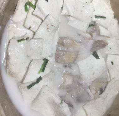 渔珺石锅鱼浓汤