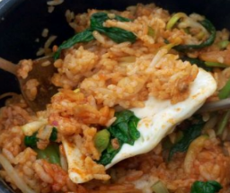 肉加韩国料理米饭