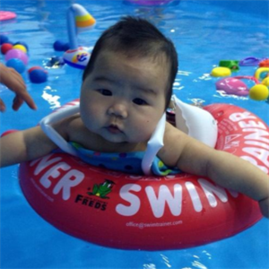 水母艾拉婴儿游泳馆蹚水