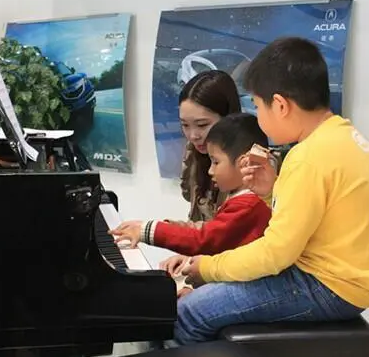 钢琴培训班儿童