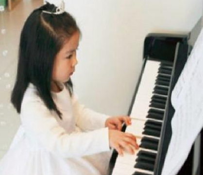 钢琴培训班女孩