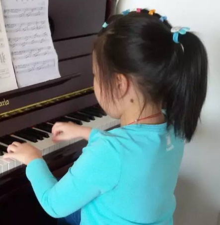 少儿钢琴女孩