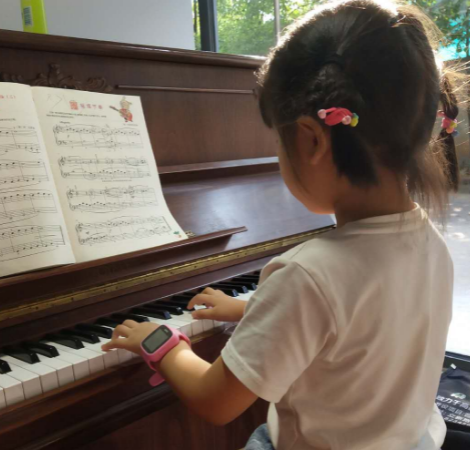 少儿钢琴培训女孩