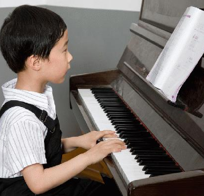 少儿钢琴培训男孩