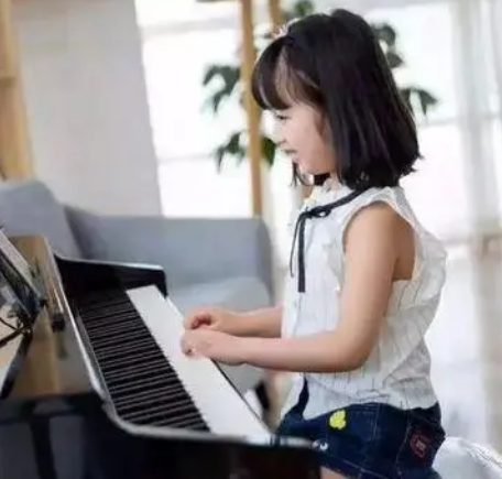 钢琴教育女孩