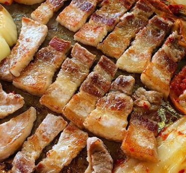 小楠山传统炭火烤肉美味