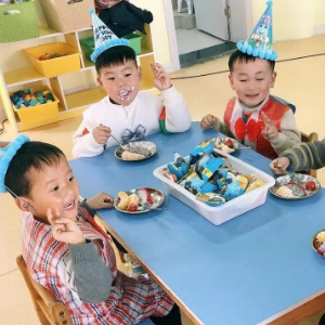 天鹿优贝国际幼儿园吃蛋糕