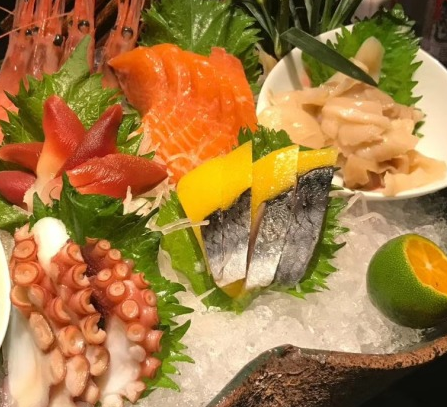 日本料理店生鱼片