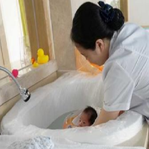 福临天赐国际母婴月子会所宝宝洗澡