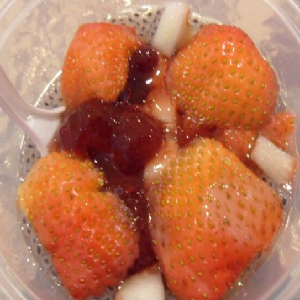 狮头鱼尾草莓酸奶