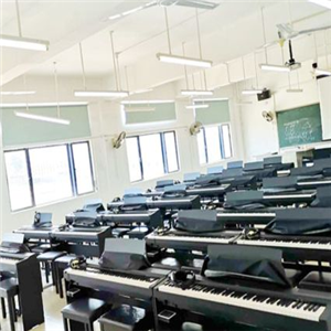鲍蕙荞钢琴学校宽敞