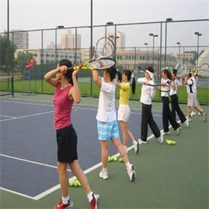 中山公园网球培训中心挥球拍
