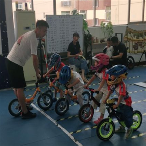 益趣玩儿童平衡车运动俱乐部上课