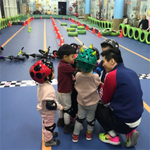 益趣玩儿童平衡车运动俱乐部指导
