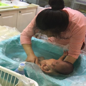 瑞丽年华产后健康管理中心婴儿洗澡