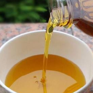 龙腾油茶籽油色泽金黄