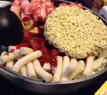 匹诺曹韩国芝士火锅料理丰盛