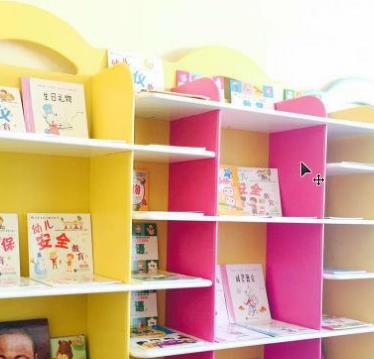 社区儿童书店书架