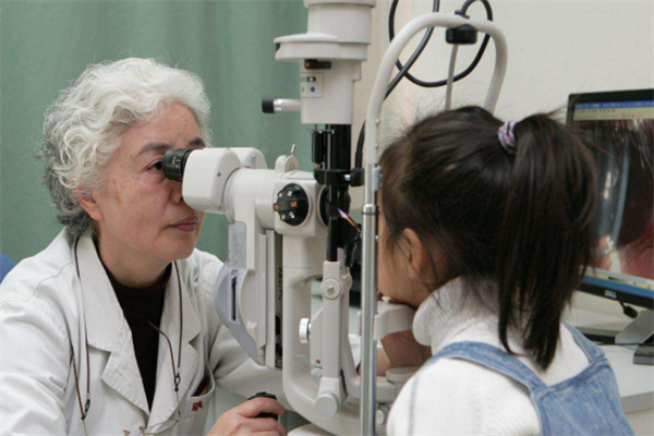 小孩视力矫正检查