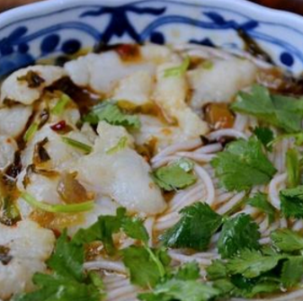 鱼耳酸菜鱼米线美味