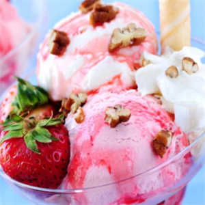 冰胶囊冰淇淋草莓酱