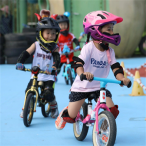 幼儿平衡车训练骑行