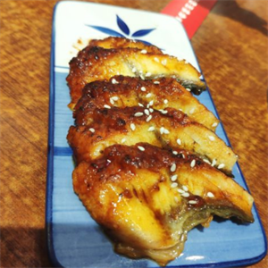 盛丼日式料理烤鱼