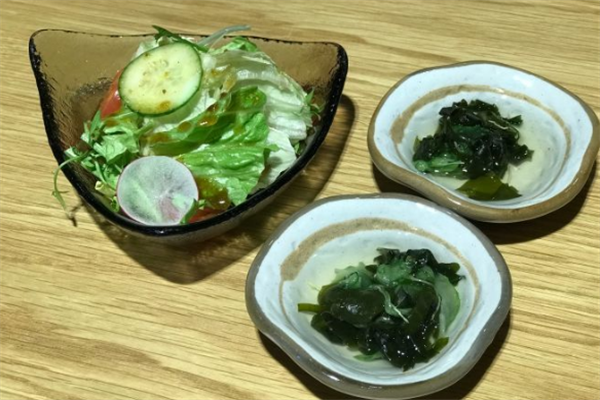 川石和鳗蔬菜沙拉