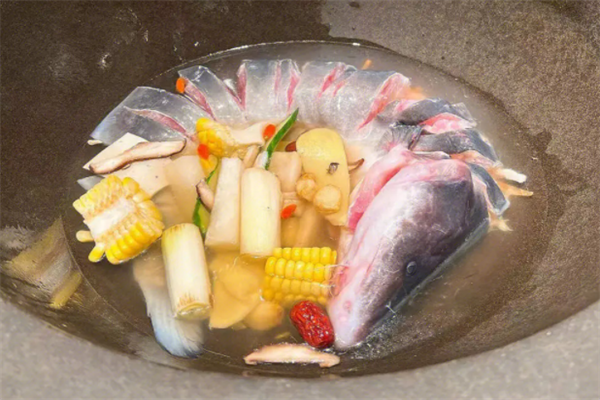 泉水蒸汽石锅鱼玉米