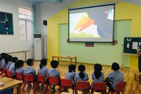 金峰幼儿园看动画片