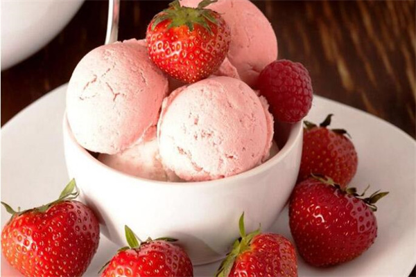 新鲜冰淇淋草莓