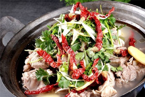 陕北铁锅炖羊肉美味