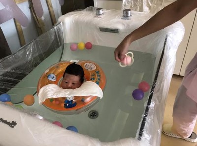 母婴中心婴儿游泳