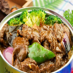 易拉罐焖肉饭炒肉
