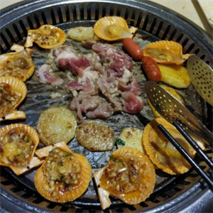 九韩山炭火烤肉菜品丰富
