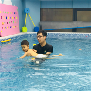婴幼儿水育游泳