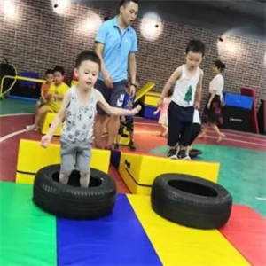 幼儿体能训练跳圈