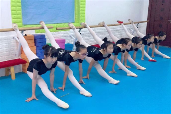 舞蹈艺术学校压腿