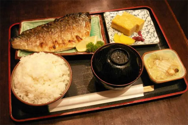日式定食烤鱼